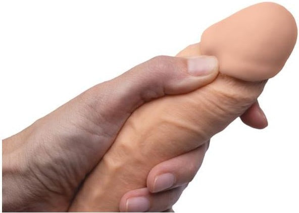 Mano tiene vibratore realistico flessibile orizzontale per mostrare dimensione e morbidezza