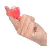 Vibratore da dito rosa acceso indossato sul dito indice donna