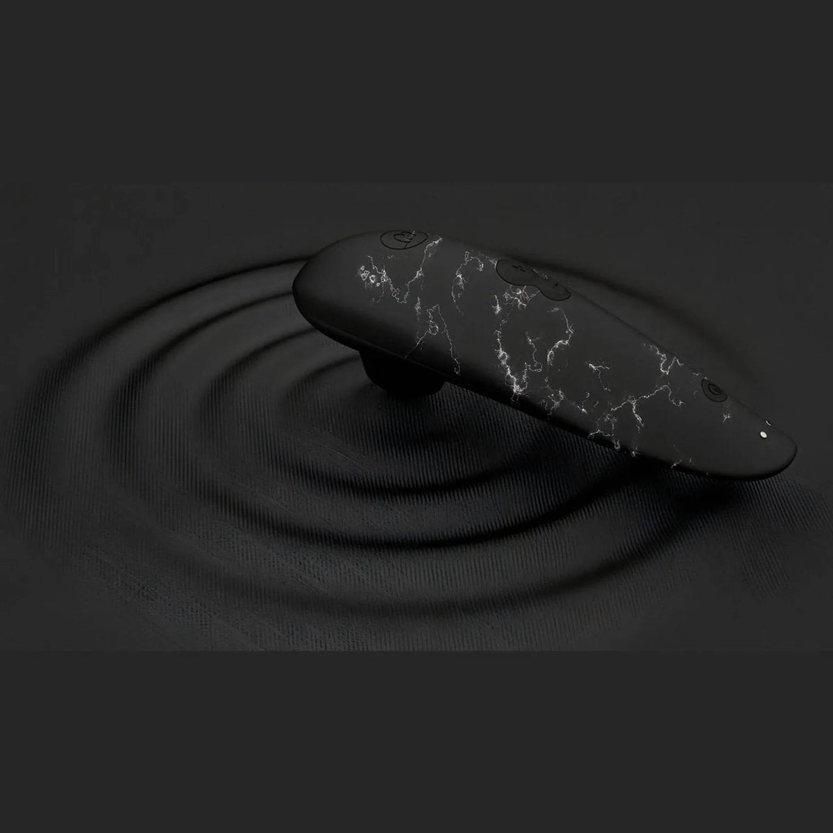 Stimolatore clitorideo Womanizer nero marmo bianco LED acceso