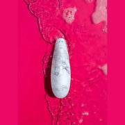 Womanizer marmo grigio resistente all'acqua in ambiente acquatico bolle