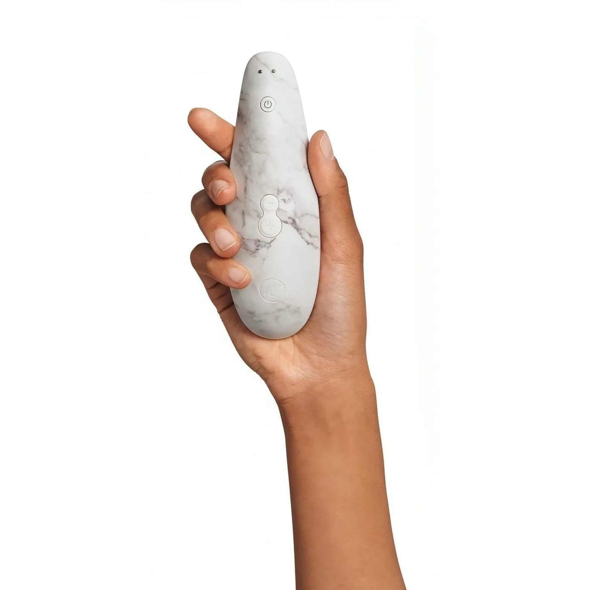 Mano che tiene stimolatore clitoride Womanizer bianco marmo texture dettagliata