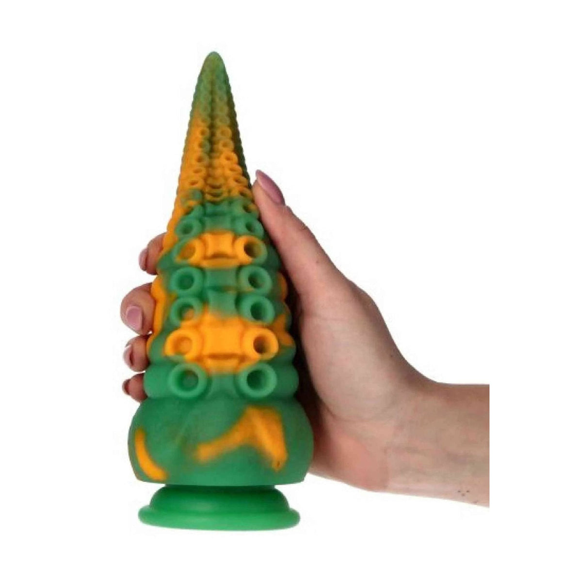 Dildo silicone verde macchie arancioni Mad Medusa tenuto in mano per scala
