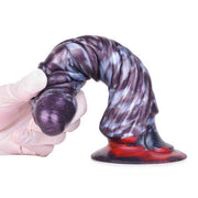 Dildo flessibile in silicone viola tenuto curvo per mostrare elasticità