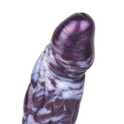 Dettaglio testa dildo in silicone liquido con finitura metallica e strisce ondulate