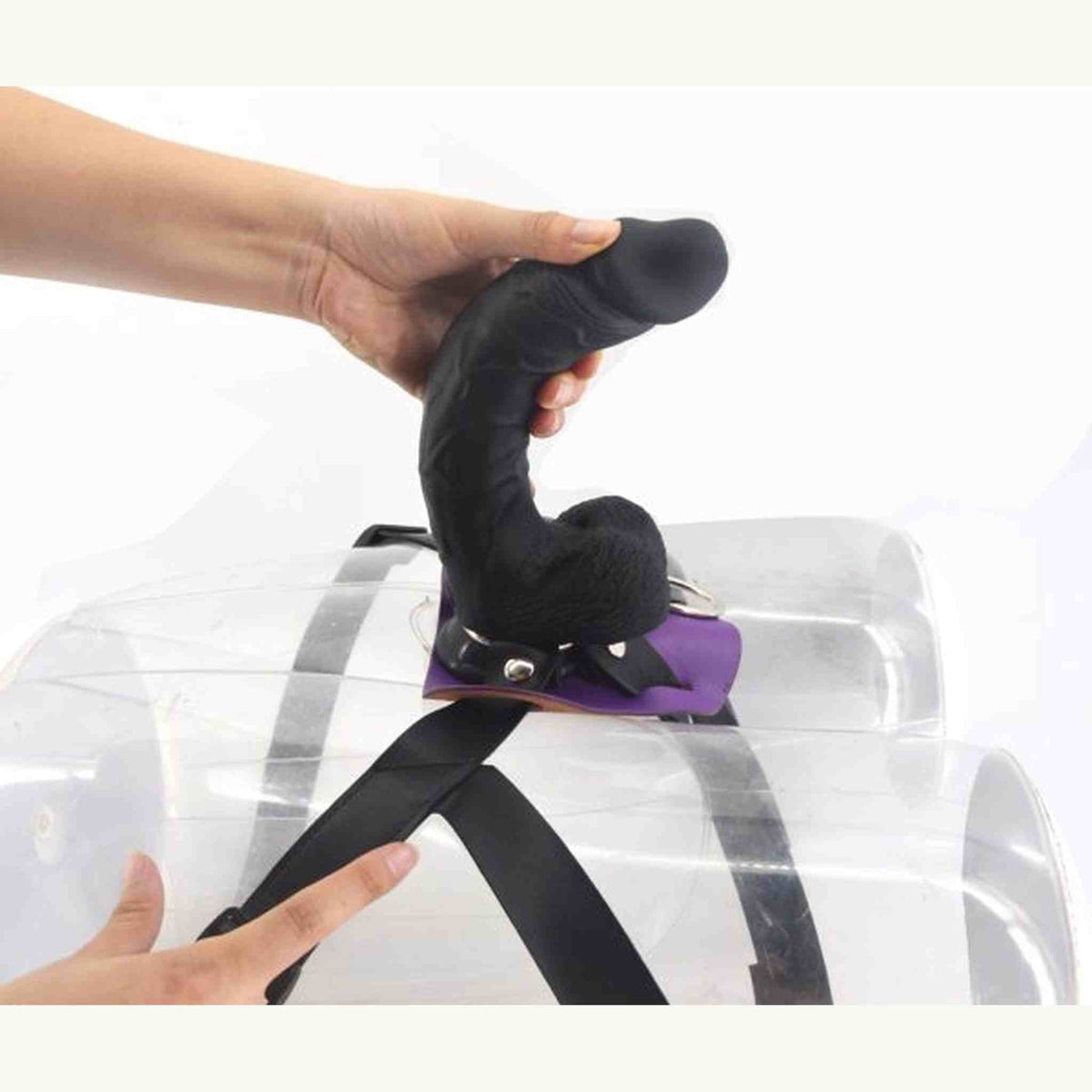 Strap-on nero montato su manichino trasparente