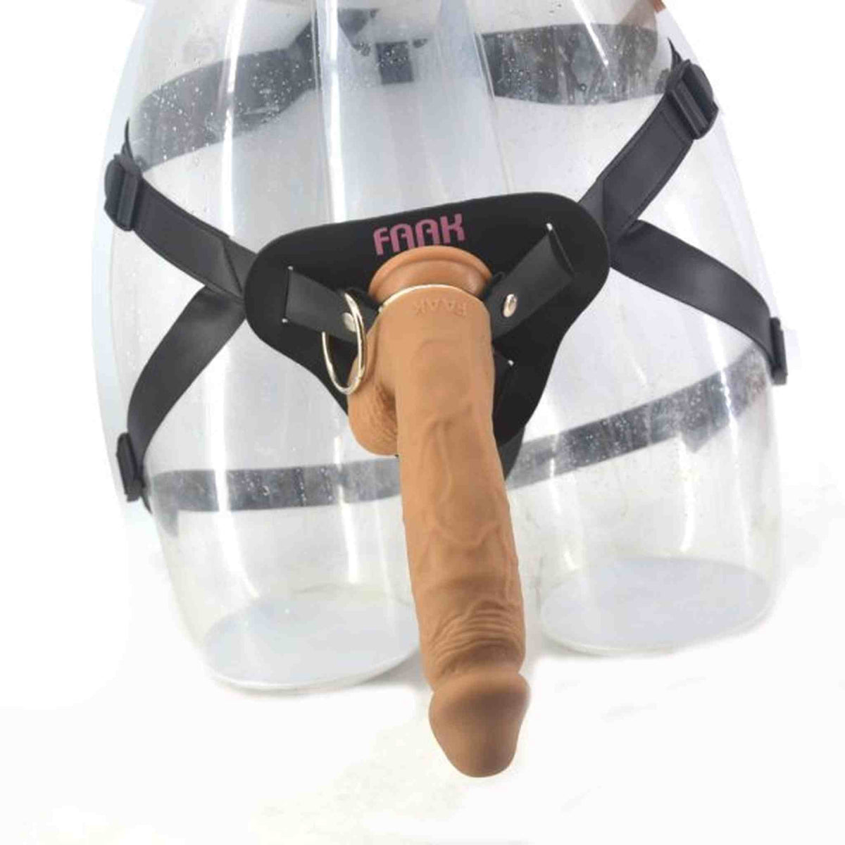 Strap-on color carne su supporto nero con cinghie